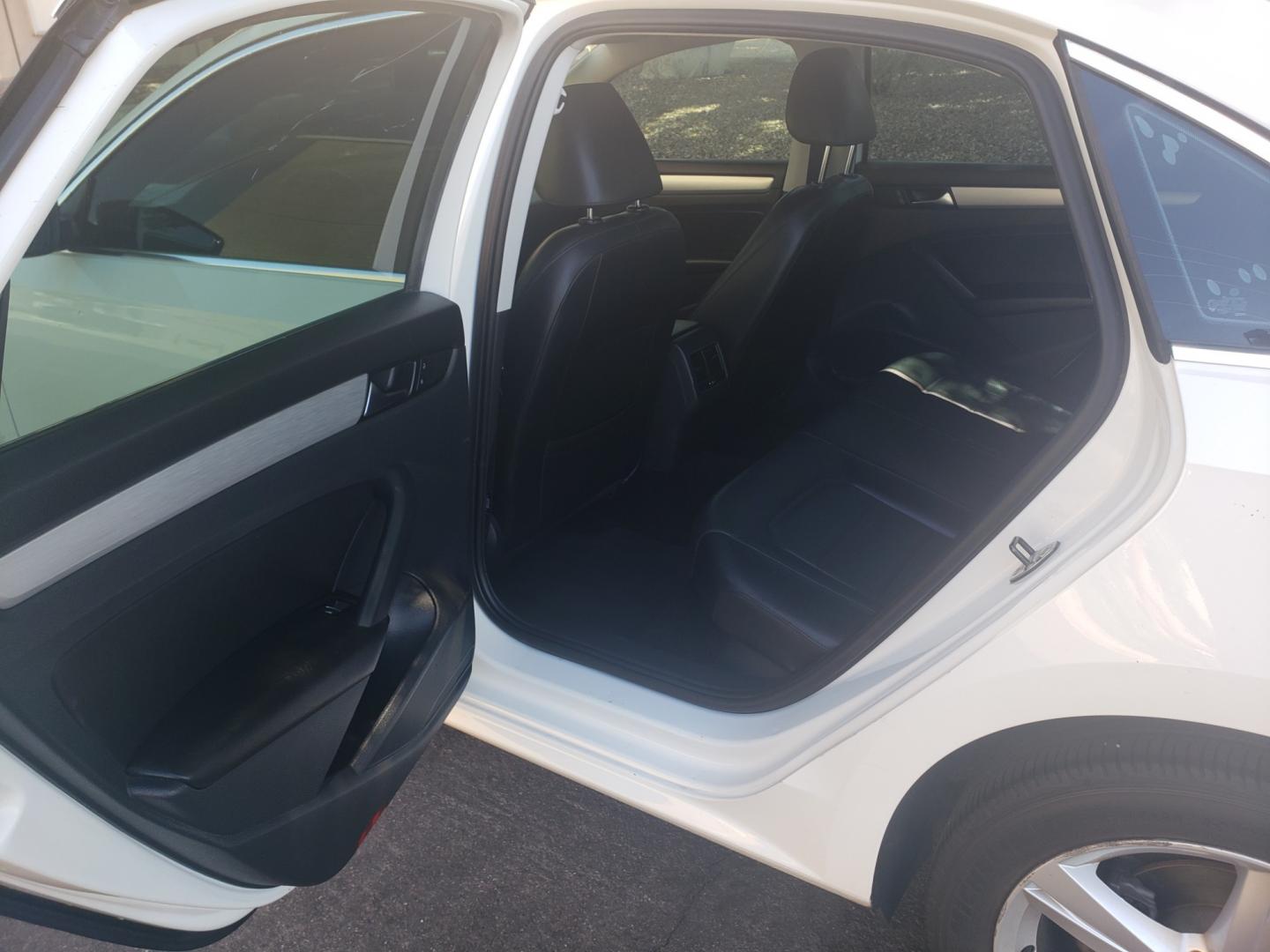 2013 WHITE /gray and black Volkswagen Passat se (1VWBP7A31DC) with an 2.5 l5 engine, 6-Speed Automatic transmission, located at 323 E Dunlap Ave., Phoenix, AZ, 85020, (602) 331-9000, 33.567677, -112.069000 - Photo#10